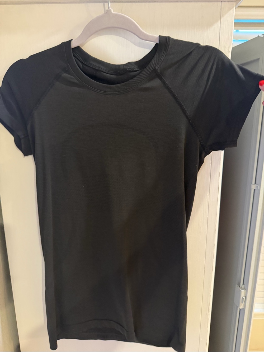 Lululemon Swiftly Tech Short-Sleeve Shirt 2.0 Hip Length- black!  Size 6!